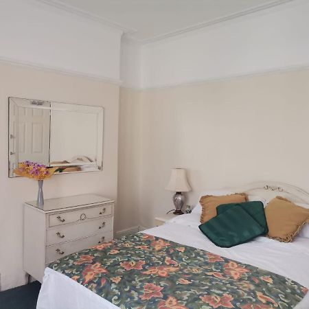 Double Room Available- London Seven Kings Seven Kings Train Station إيلفورد المظهر الخارجي الصورة