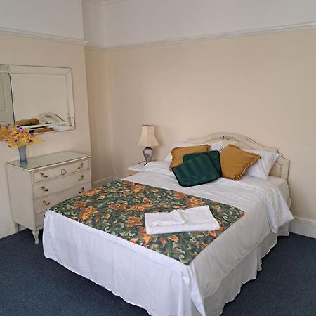 Double Room Available- London Seven Kings Seven Kings Train Station إيلفورد المظهر الخارجي الصورة