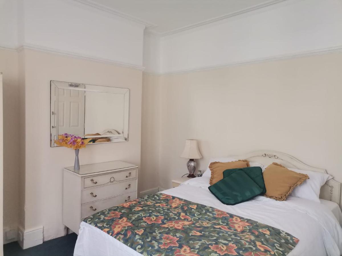 Double Room Available- London Seven Kings Seven Kings Train Station إيلفورد المظهر الخارجي الصورة