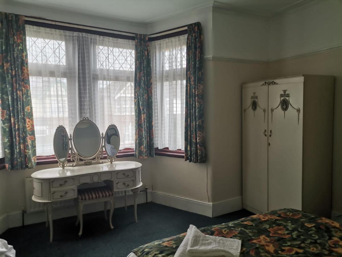 Double Room Available- London Seven Kings Seven Kings Train Station إيلفورد المظهر الخارجي الصورة