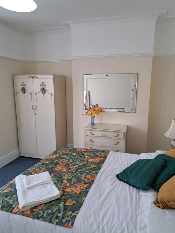 Double Room Available- London Seven Kings Seven Kings Train Station إيلفورد المظهر الخارجي الصورة