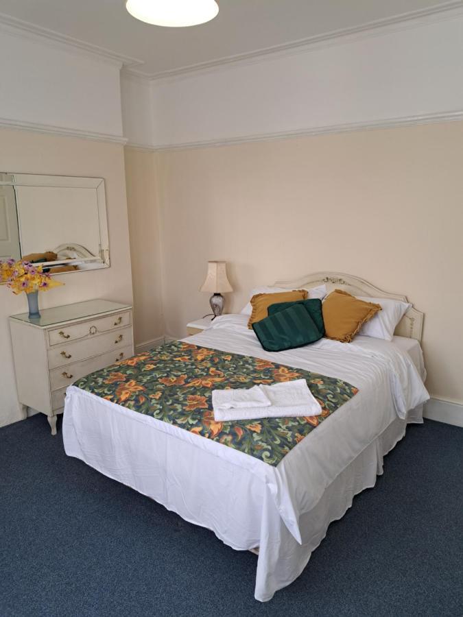 Double Room Available- London Seven Kings Seven Kings Train Station إيلفورد المظهر الخارجي الصورة