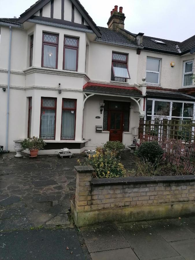Double Room Available- London Seven Kings Seven Kings Train Station إيلفورد المظهر الخارجي الصورة