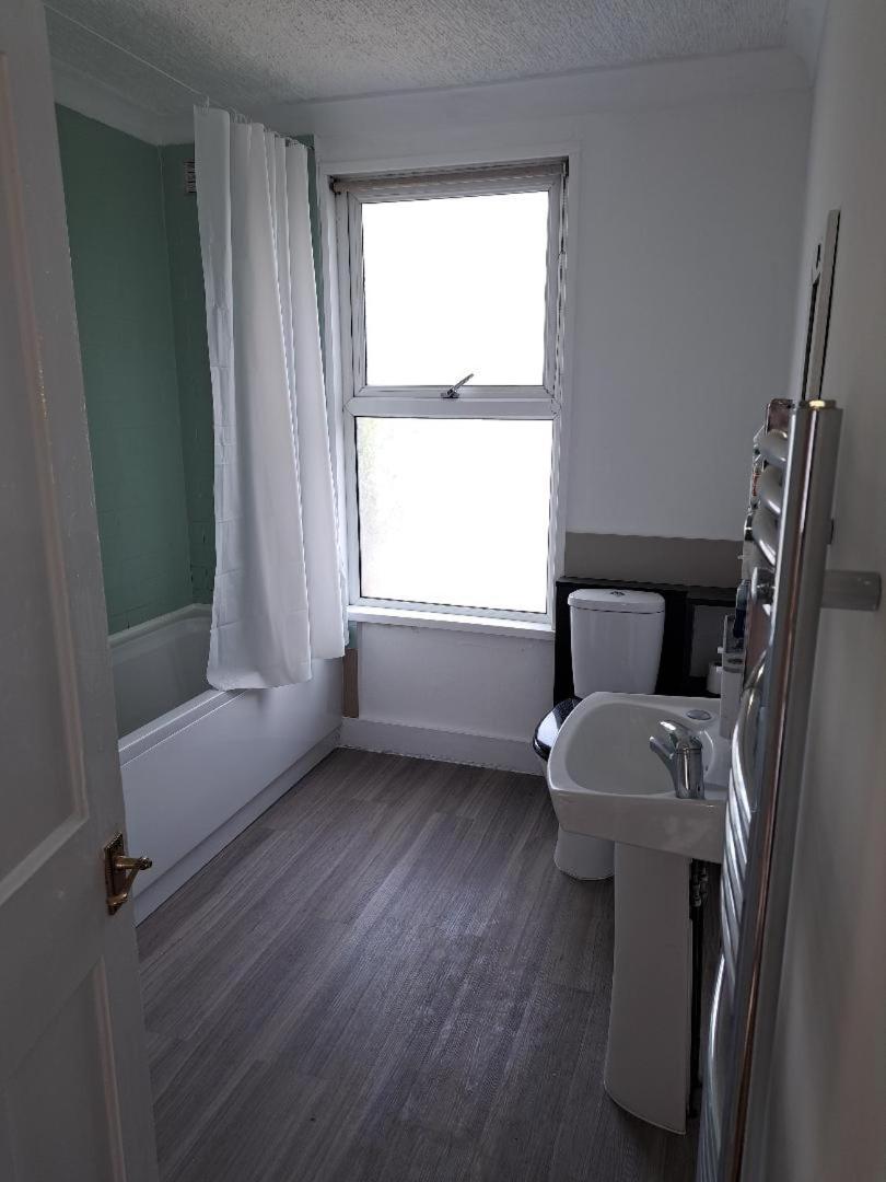 Double Room Available- London Seven Kings Seven Kings Train Station إيلفورد المظهر الخارجي الصورة